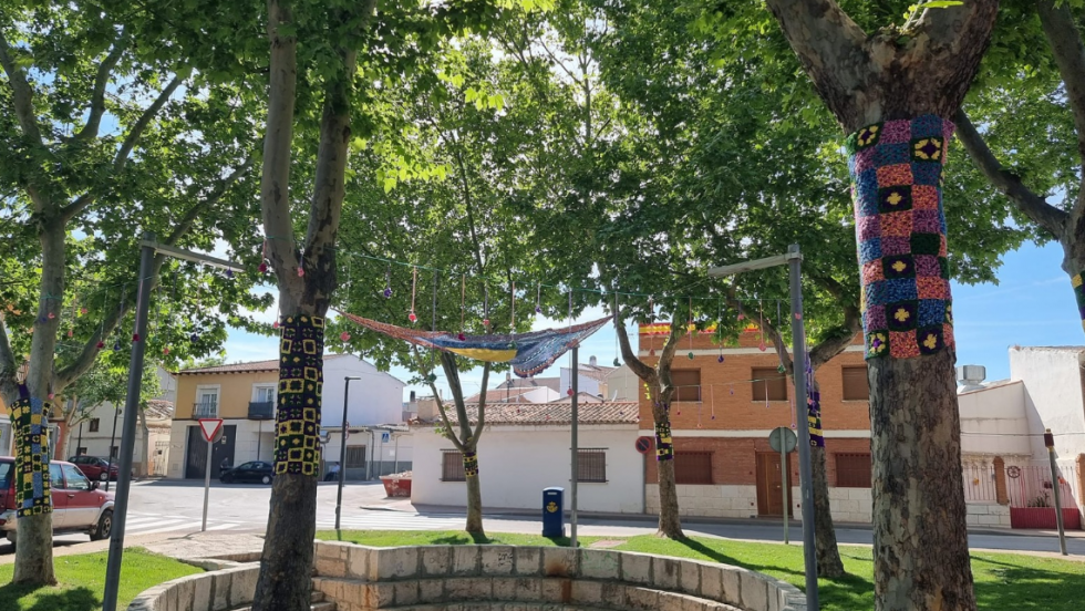 Plaza de Martín Pescador decorada con ganchillos.