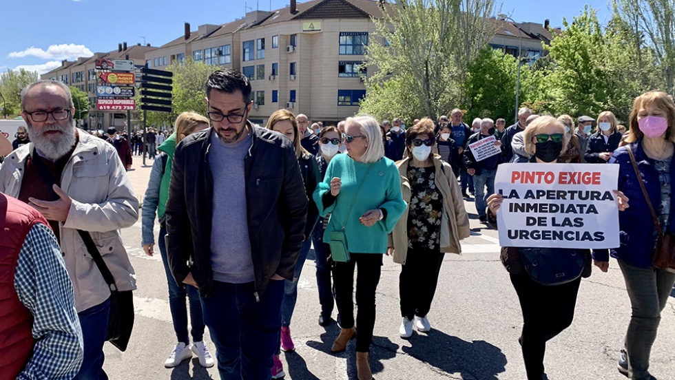 Diego Ortiz, alcalde de Pinto, junto a varios vecinos en la manifestación del 24 de abril.
