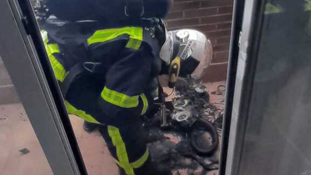 Un bombero inspecciona las cenizas de las aspiradora | Cuerpo de Bomberos de la Comunidad de Madrid