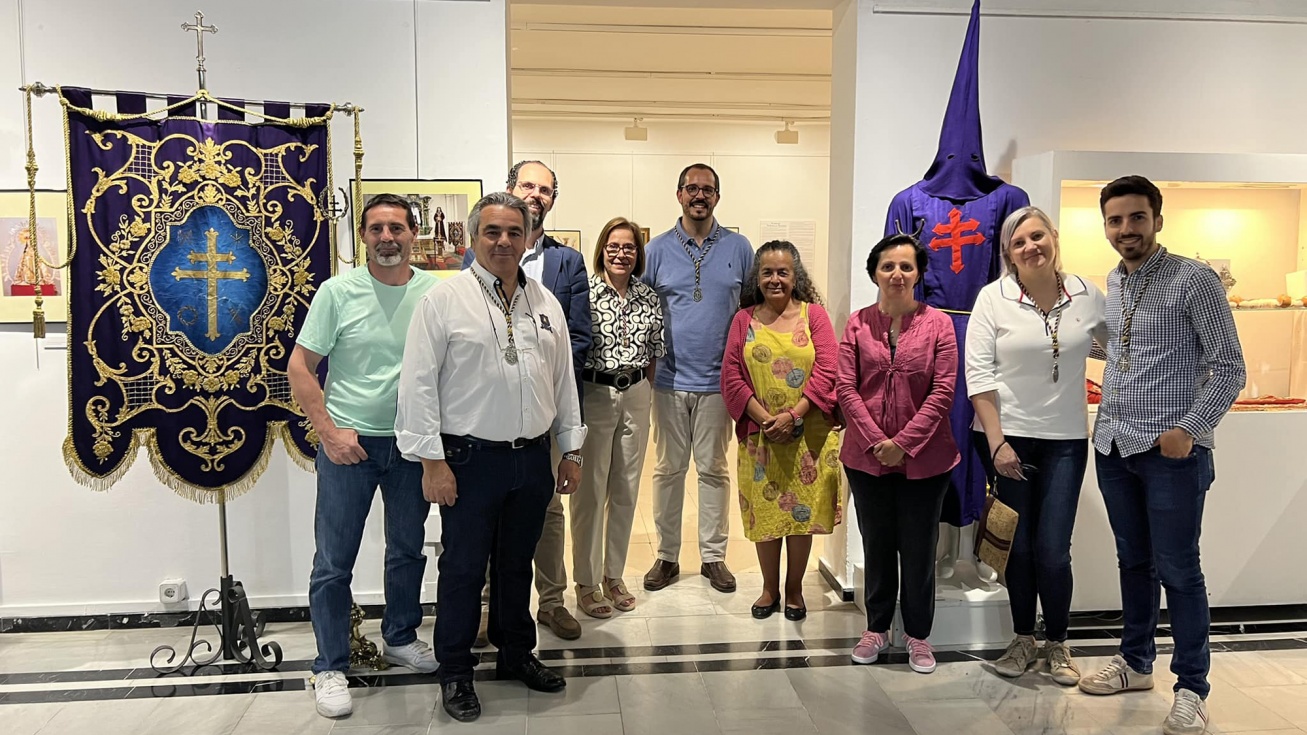 La cofradía del Santo Sepulcro en la inauguración de la muestra.