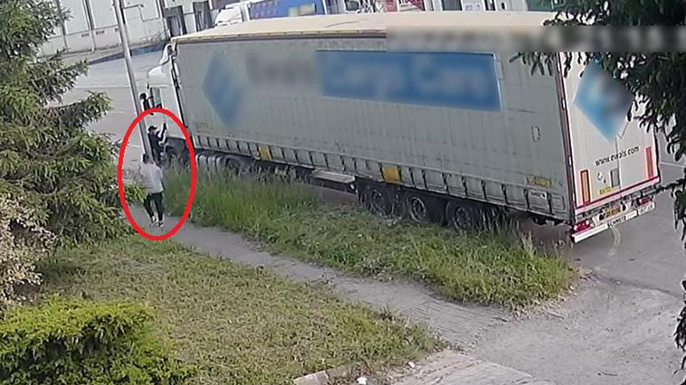 Las c&aacute;maras de seguridad del Pol&iacute;gono de Barros captaron el momento en el que dos individuos acced&iacute;an al interior de una cabeza tractora | Guardia Civil