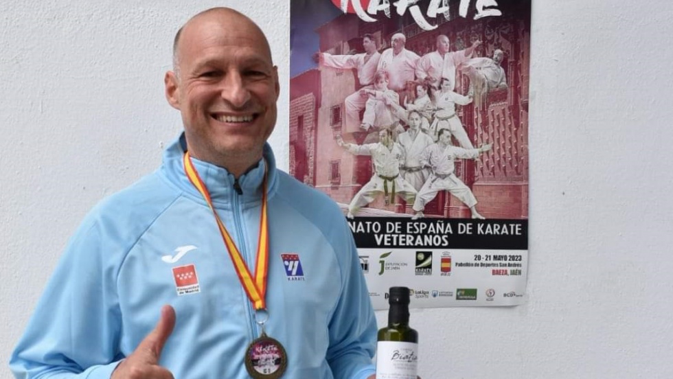 Manuel Leal posa con su medalla.