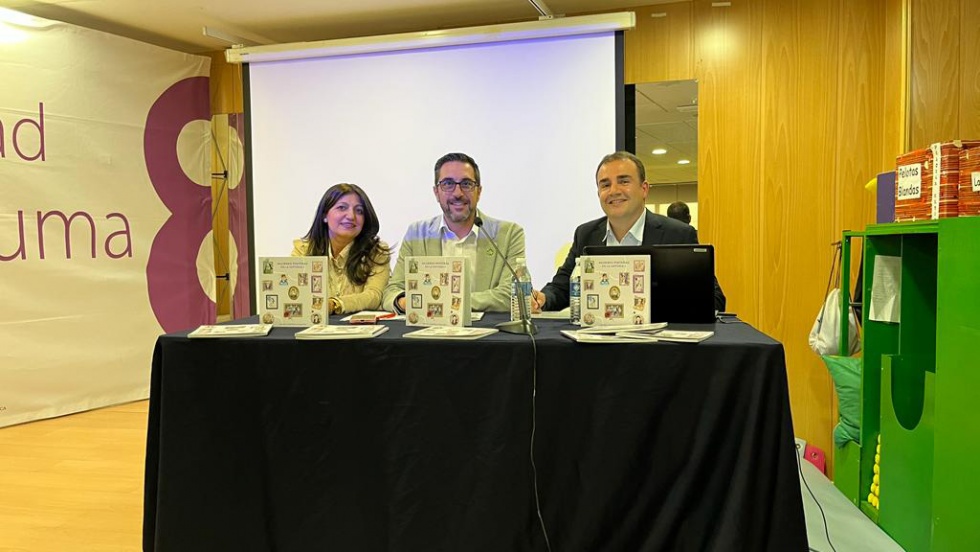 Mario Coronas, junto al alcalde, en la presentación del segundo volumen de “Mujeres pinteñas en la historia”.