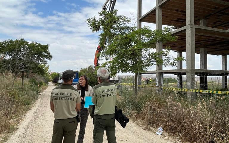 La alcaldesa, Raquel Jimeno, con los agentes forestales tras el reconocimiento del edificio.