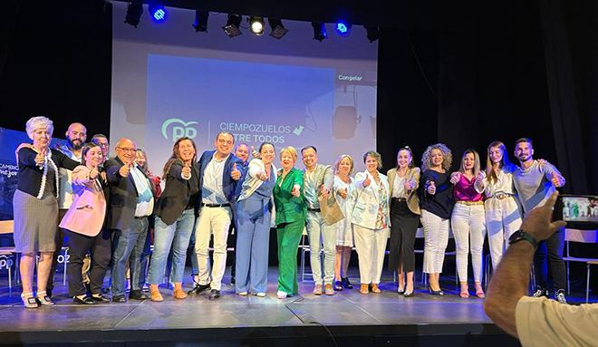 Las mujeres y hombres que forman la lista del PP de Ciempozuelos para estas elecciones, junto a la senadora Sánchez Camacho.