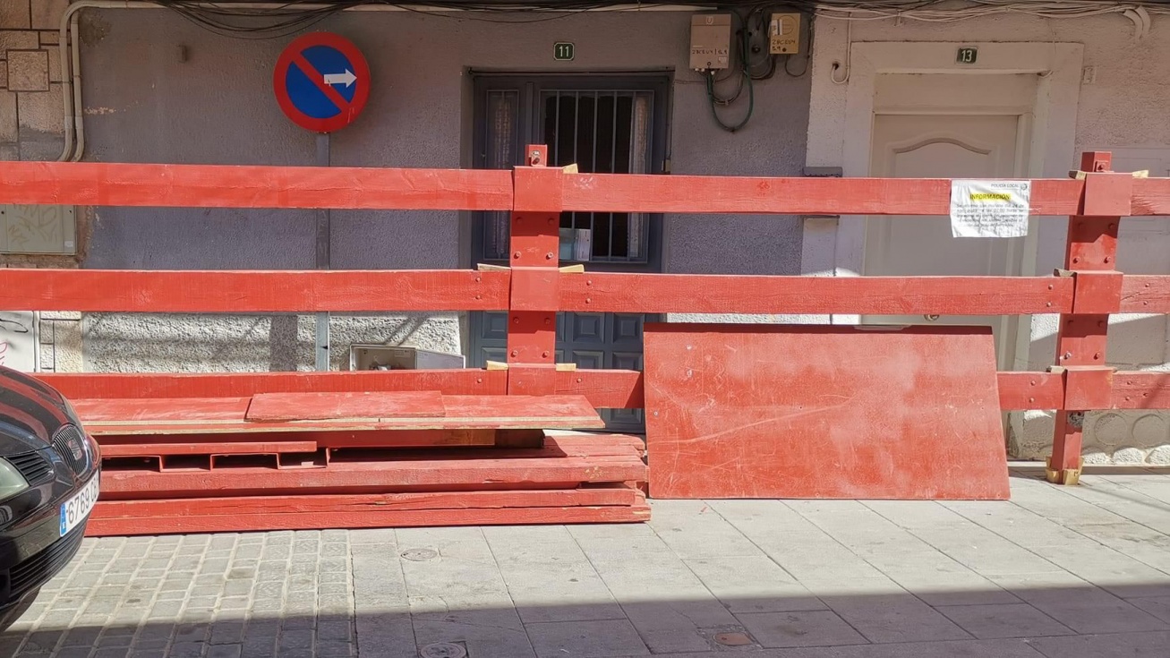 Vallado en la calle de la Caridad.