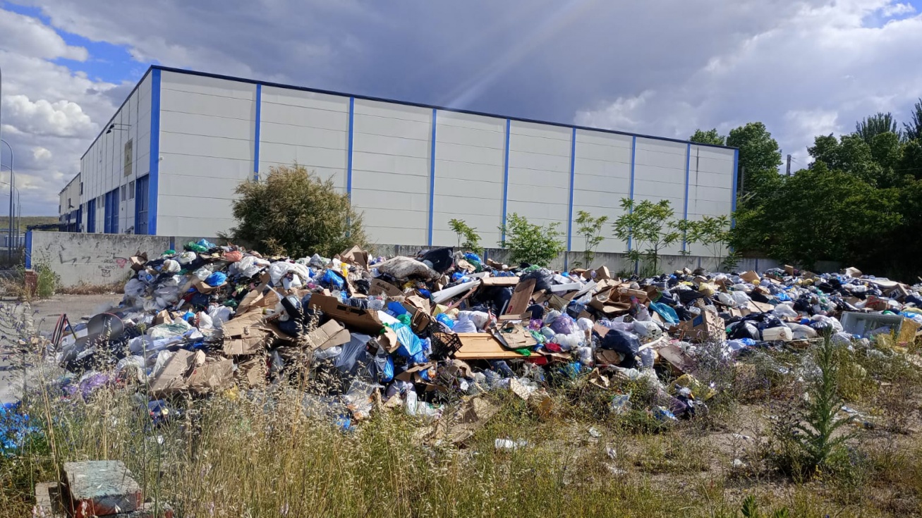 El Ayuntamiento de Ciempozuelos tira la basura de sus calles en un solar situado a pocos metros de la estación de tren