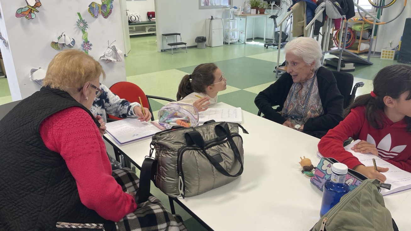 Un grupo de alumnos de Primaria aprende historia escuchando a los mayores de la Residencia Dolores Soria