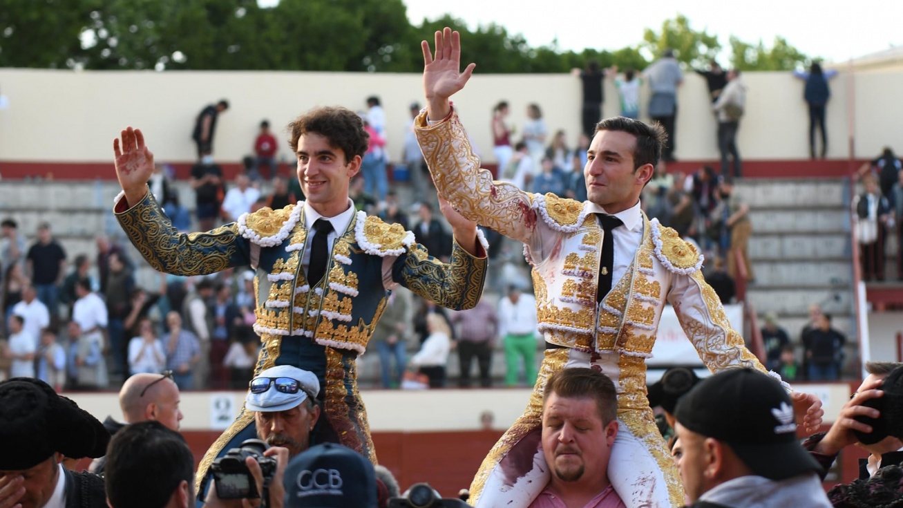 Víctor Hernández y Molina salen a hombros de la plaza.