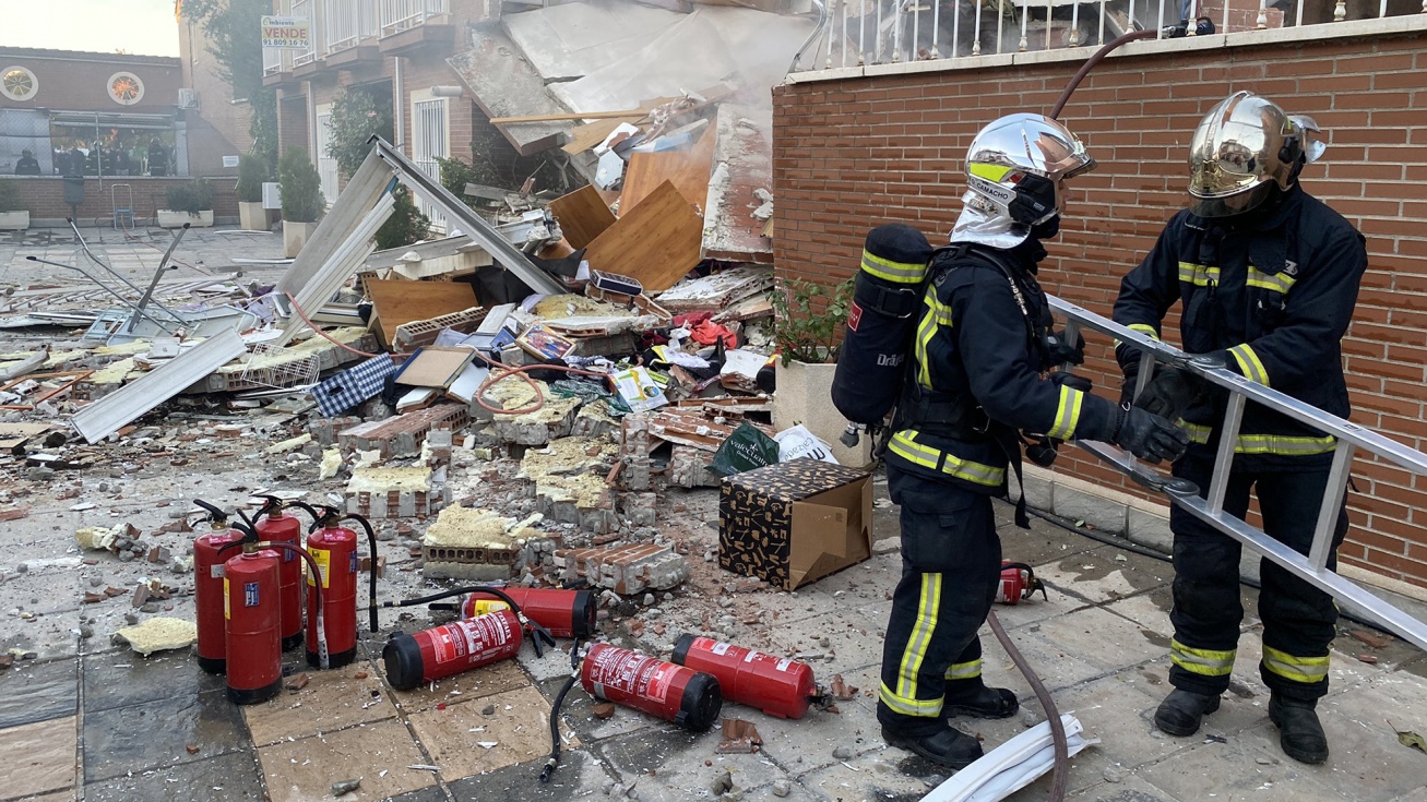 Intervención de los Bomberos de la Comunidad de Madrid en la explosión de una vivienda en San Martín de la Vega.