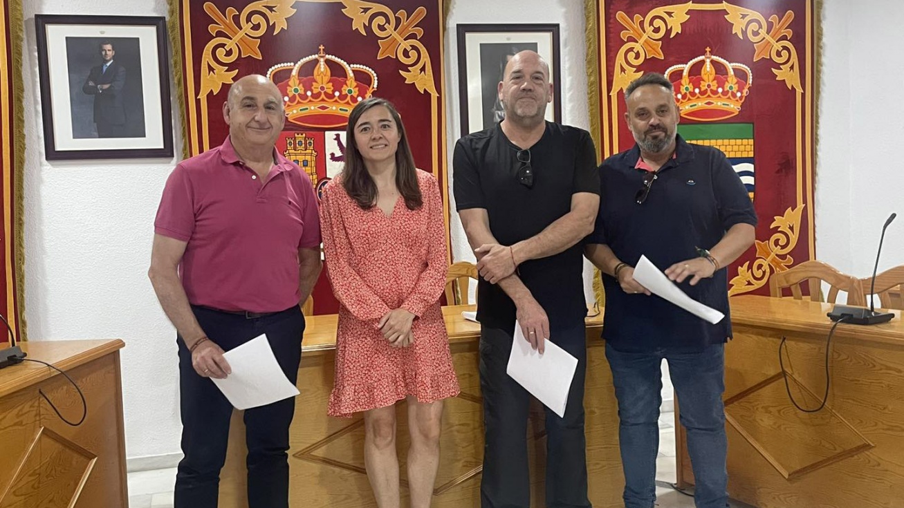 La alcaldesa, Raquel Jimeno, con los representantes de las hermandades.