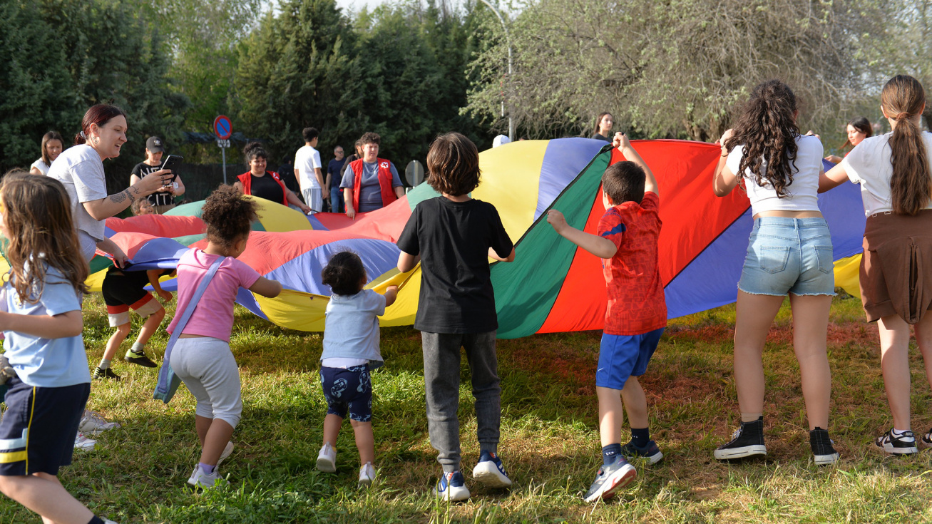 Niños jugando en la celebración de San Marcos.
