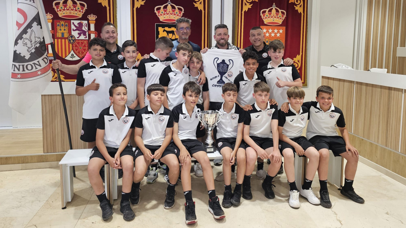 El equipo junto al alcalde y al concejal de Deportes.