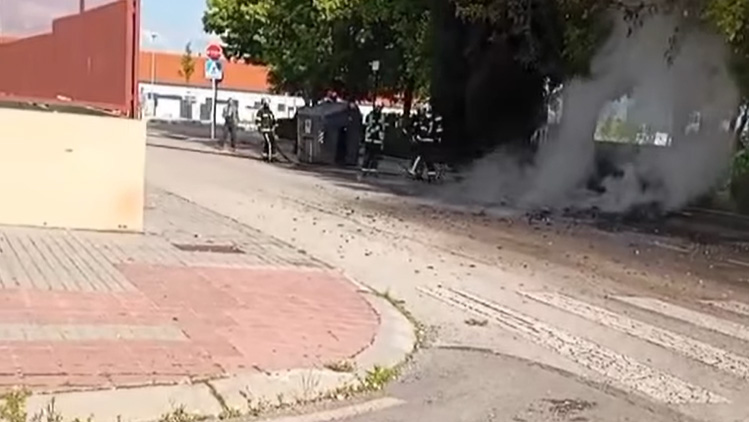 Los bomberos sofocando las llamas | Ayuntamiento de Ciempozuelos
