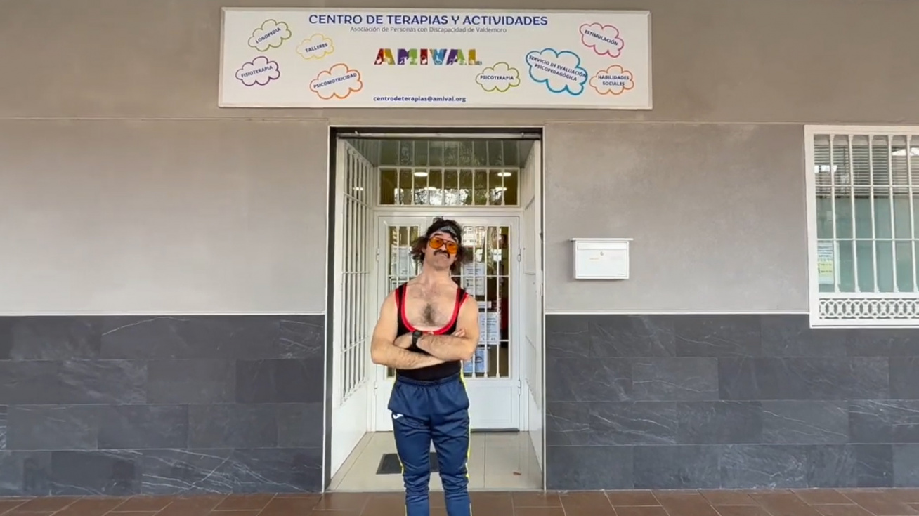 Wilbur, padrino de Amival en los Premios Inocente, a las puertas de su centro en la calle Júpiter.