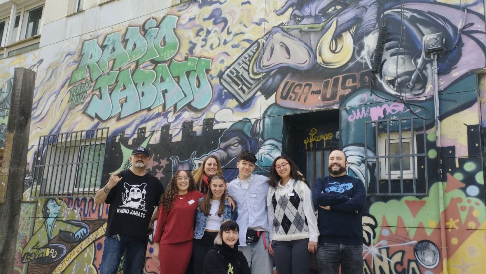 El equipo ganador junto a Santiago Escribano, periodista de Radio Xata.