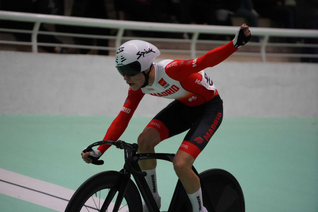 Víctor Bohega, el pinteño que quema etapas del ciclismo en pista nacional