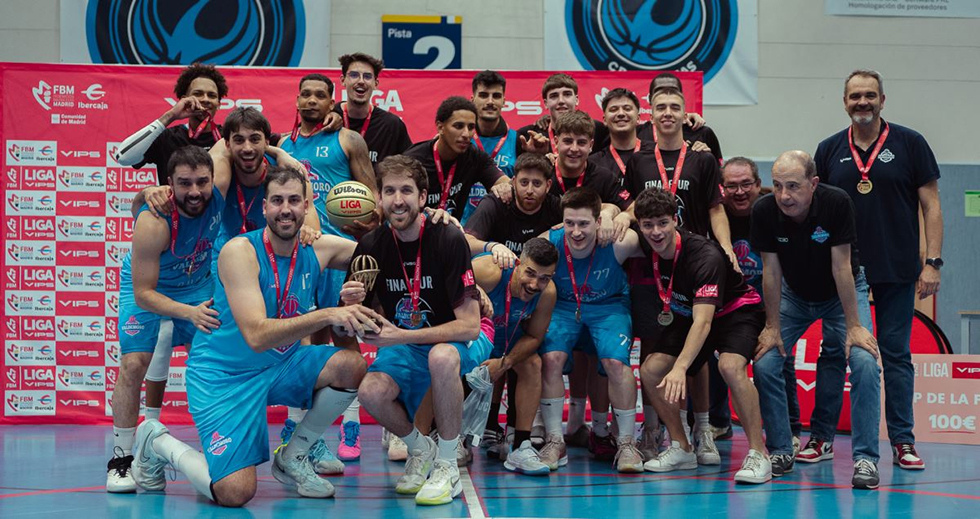 Jugadores y cuerpo t&eacute;cnico del Villa de Valdemoro celebrando el ascenso a Tercera.