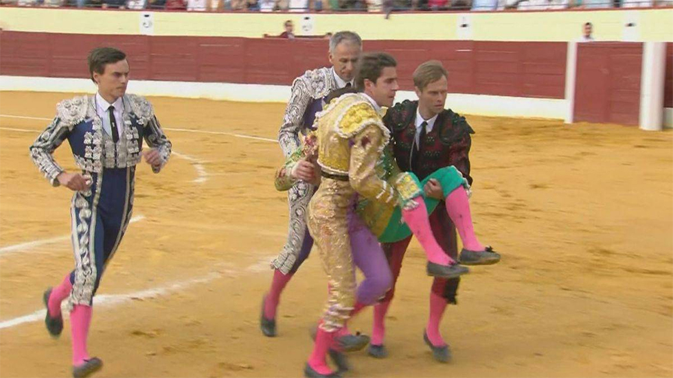 Alberto Dur&aacute;n, tras la cornada sufrida en Valdemoro.