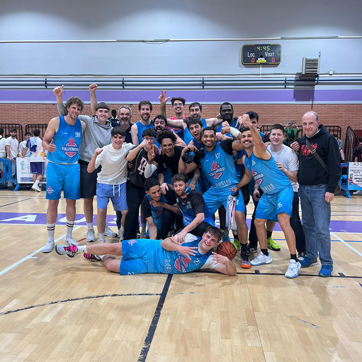 El equipo celebrando la victoria en uno de los partidos anteriores a la Fase Final