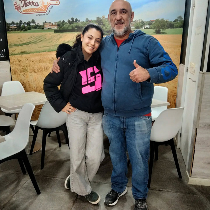 Irene Sandín junto a unos de sus patrocinadores, Arturo de Pan de Madre Tierra.