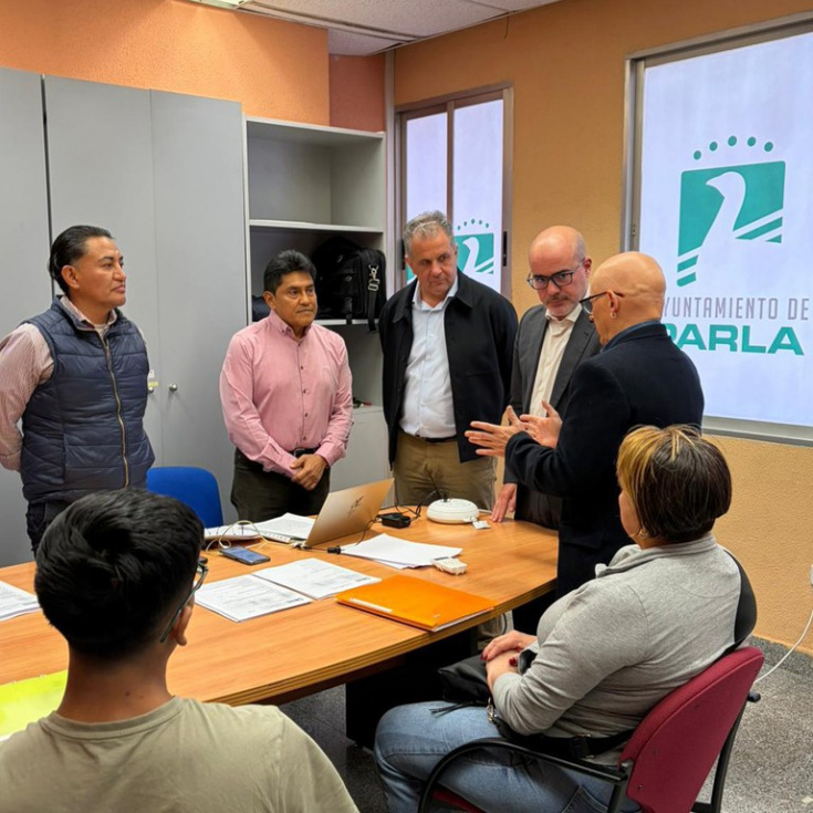 El delegado del Gobierno visita el punto de información de Parla sobre el proceso de regularización