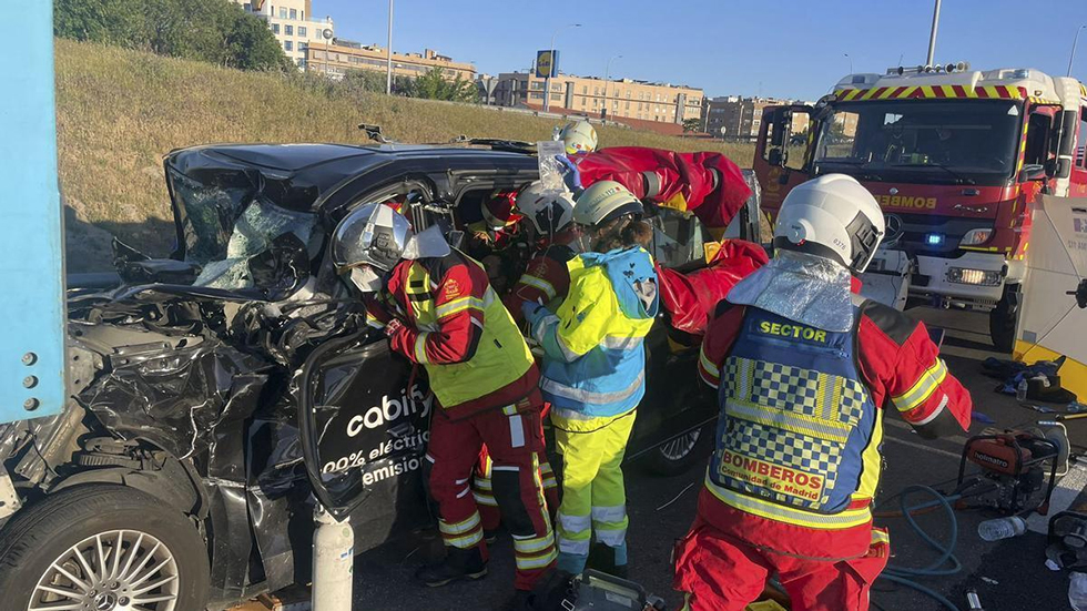 Los servicios de emergencia actuando en el lugar del accidente.