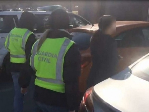 Momento de la detención de Marilú Reyna Castillo en Pinto.