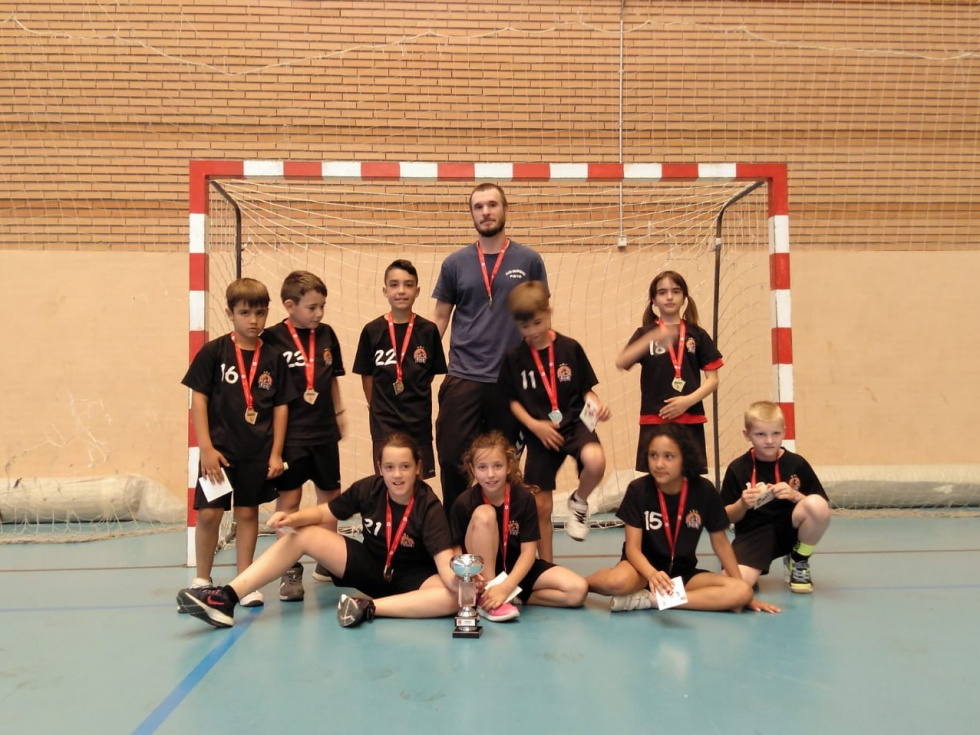 Equipo benjamín del Balonmano Pinto.