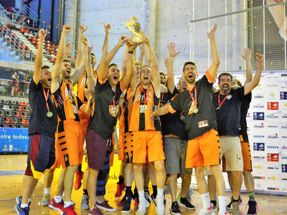 Jugadores del Pintobasket celebrando el ascenso | Carlos Aragón.