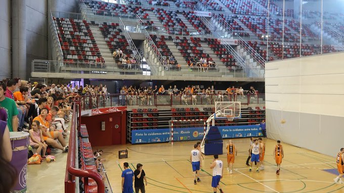 Partido del Pintobasket en el polideportivo Príncipes de Asturias.