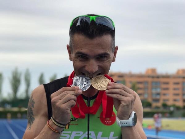 Jonathan Orozco celebrando las dos medallas conseguidas.