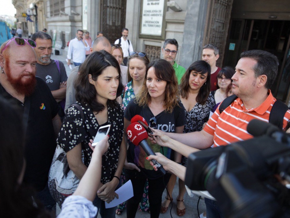La candidata regional de Podemos, Isa Serra, junto con Beatriz Carreño, de la agrupación de Pinto.