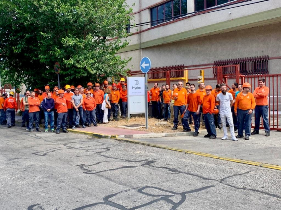 Concentración de los trabajadores frente a la planta de Hydro en Pinto.