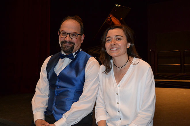 Alfonso Elorriaga, director del coro Vocces para la Convivencia y Raquel Jimeno, alcaldesa de Ciempozuelos.