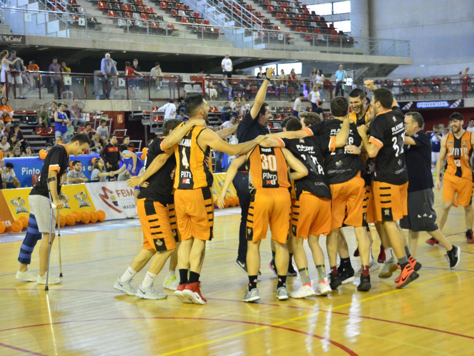 Jugadores del Pintobasket celebrando el ascenso | Carlos Aragón.