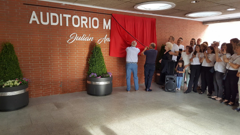 Julián Antonio Sánchez, fundador de la Banda Municipal de Música de San Martín de la Vega, descubre la placa con su nombre.