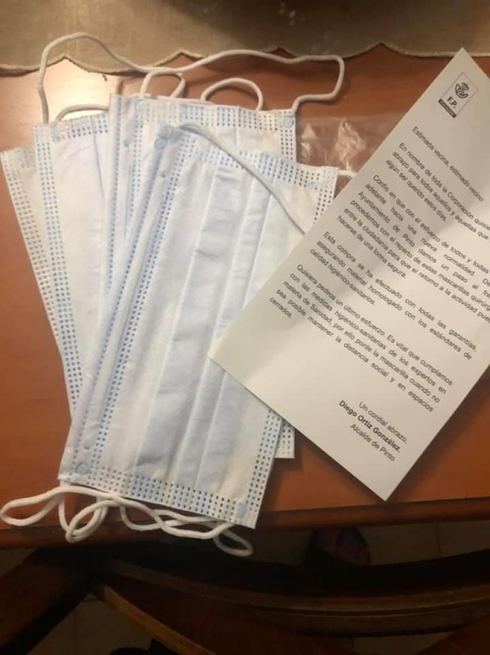 Uno de los paquetes recibidos con solo cuatro mascarillas. | Imagen: Ana Barbancho.