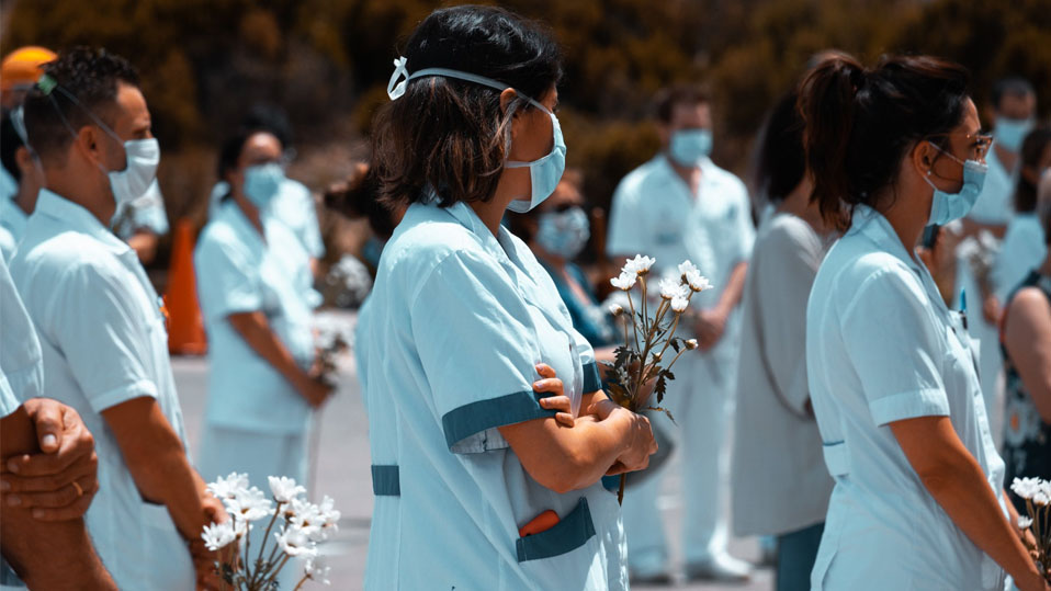 Homenaje a las víctimas del coronavirus en el Hospital Infanta Elena de Valdemoro. | Fotografía de Álvaro Ortiz (@alvarortiz).