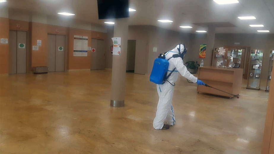 Una de las últimas desinfecciones en la residencia DomusVi de Valdemoro.