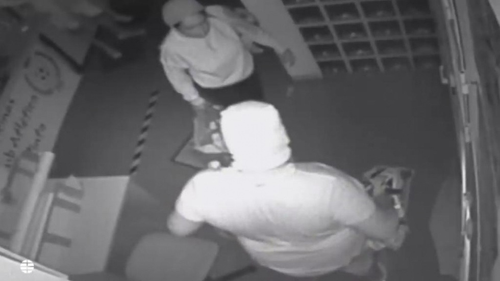 Imágenes del robo en las oficinas del Atlético de Pinto.