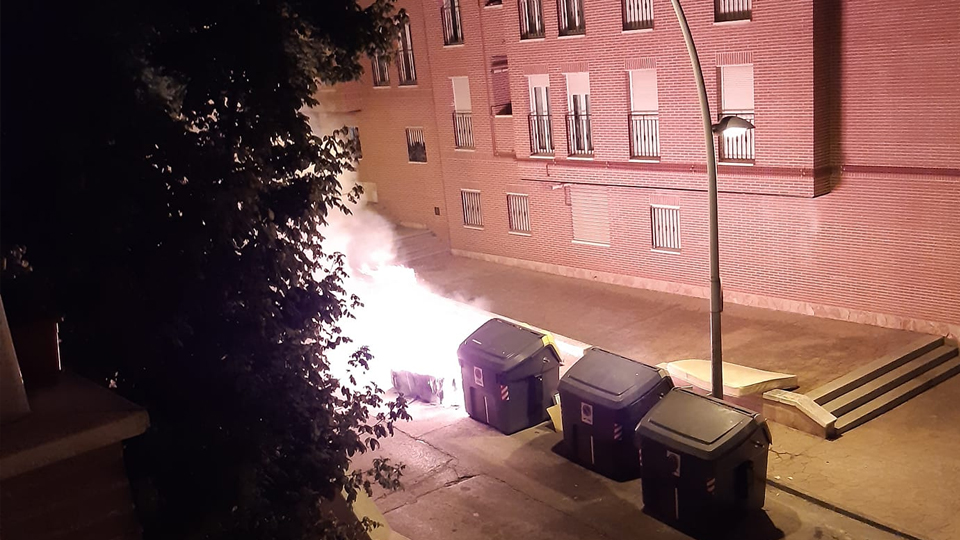 Arde un contenedor en la calle Isaac Albéniz. | Foto: Mercedes Oro Pascual.