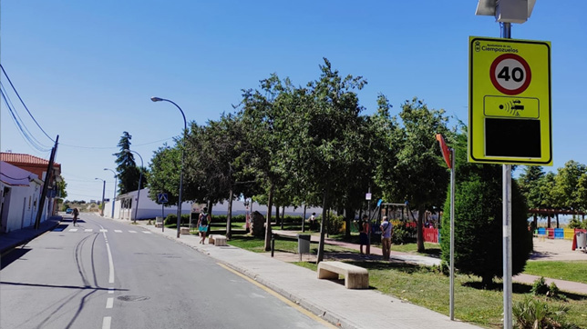 Uno de los cuatro paneles que ha instalado el Ayuntamiento de Ciempozuelos. El límite permitido en la vía es de 30 km/h.