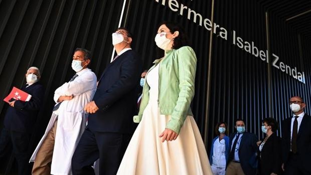 Isabel Díaz Ayuso, junto al presidente del Comité Europeo de las Regiones - EFE