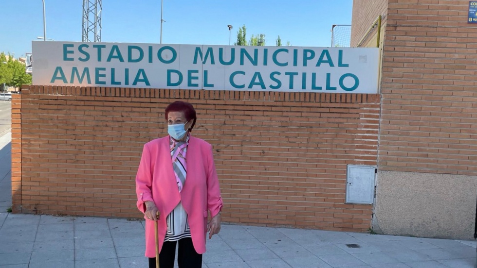 Amelia del Castillo, frente al campo que lleva su nombre tras impedírsele la entrada al mismo.