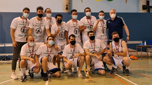 El equipo del Ciempobasket posa junto al trofeo de campeón de liga.