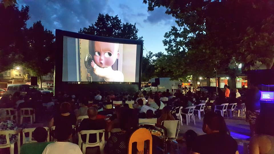 Los vecinos de San Martín disfrutan de una de las ediciones anteriores del cine de verano.