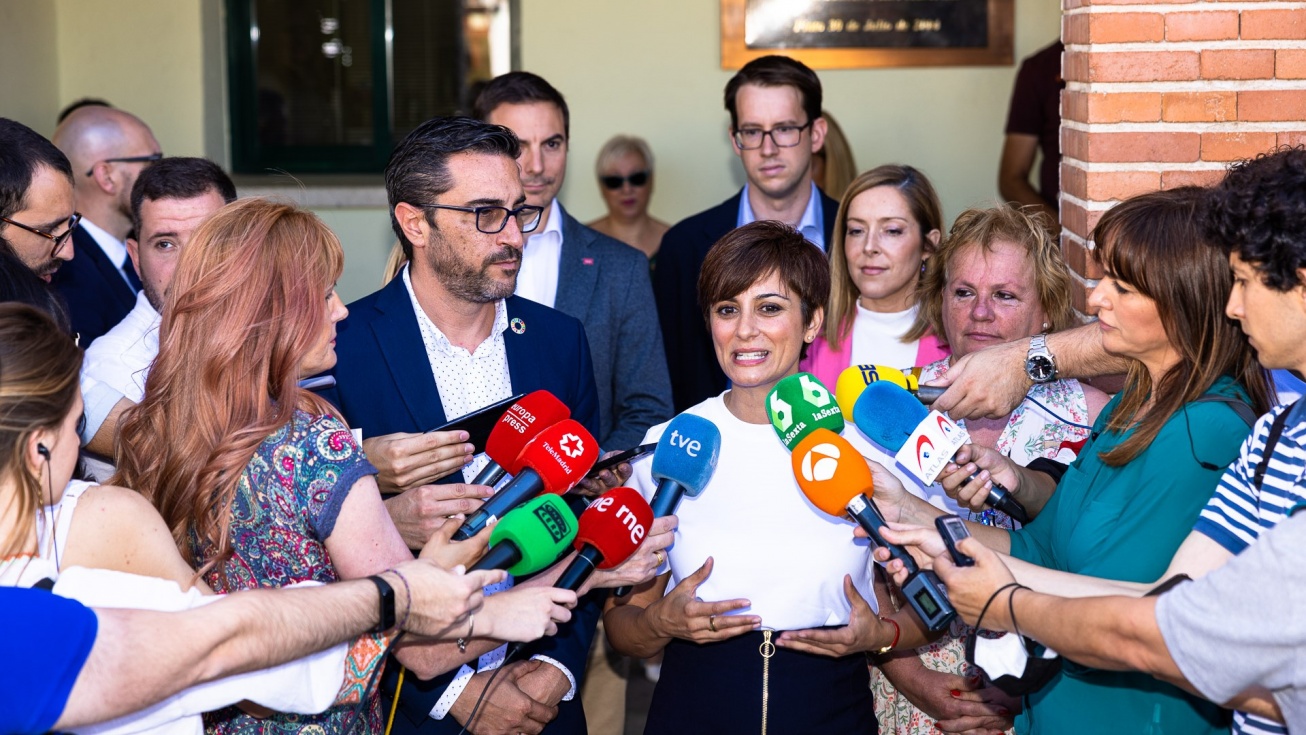 Isabel Rodríguez atendiendo a los medios en la plaza de la Constitución del municipio.