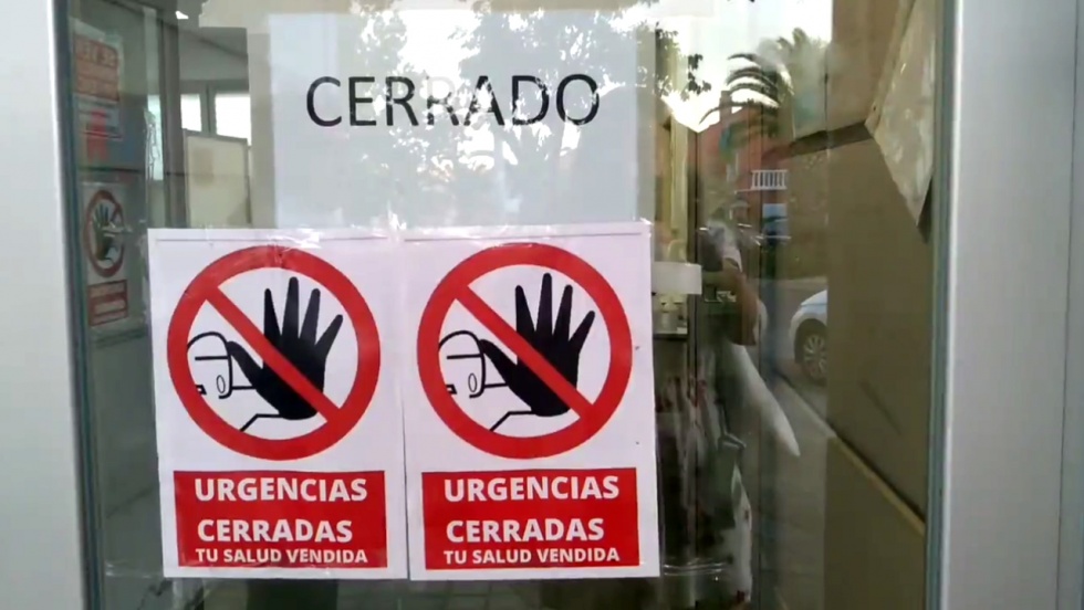 Carteles en la puerta de las urgencias del centro de salud de El Restón | ACUSVAL