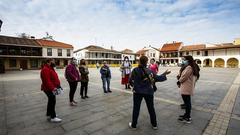 Vecinos de Pinto en la plaza del Ayuntamiento.